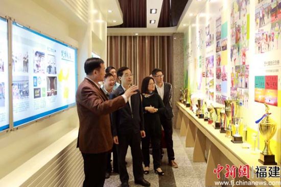 與會專家學(xué)者參觀了校史館、綠色建筑實驗室、清潔能源實驗室等2