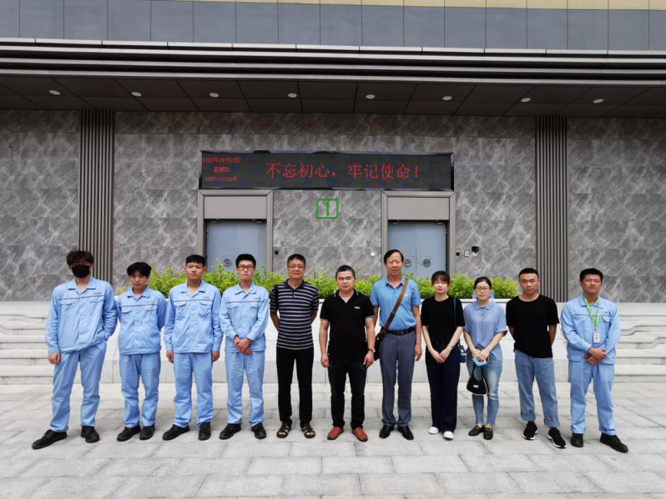 學院領導與申馬新材料實習生合影.png