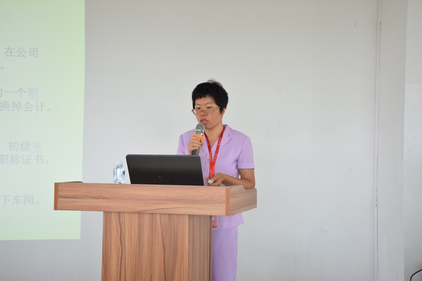 傅翠萍老師做專業介紹.JPG
