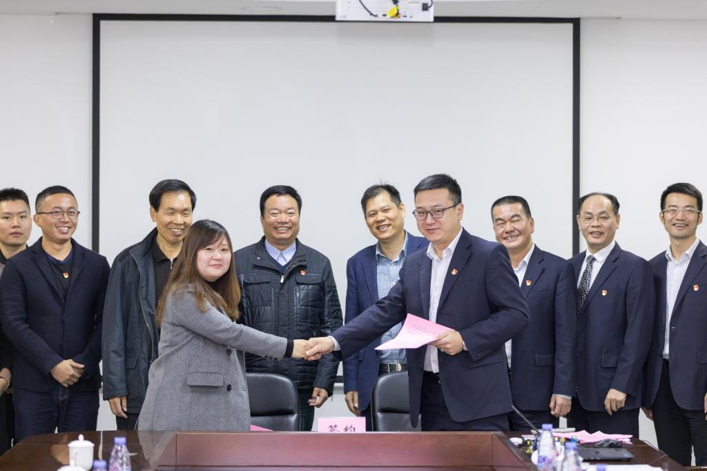 泉州理工職業(yè)學(xué)院財經(jīng)學(xué)院黨支部書記吳燕紅與中國銀行晉江安海支行黨支部書記王玉明簽訂共建協(xié)議.jpg