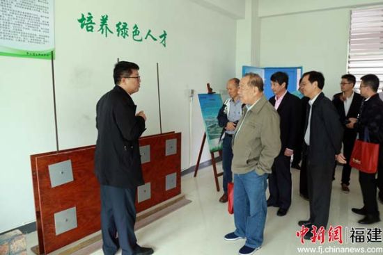 與會專家學(xué)者參觀了校史館、綠色建筑實驗室、清潔能源實驗室等