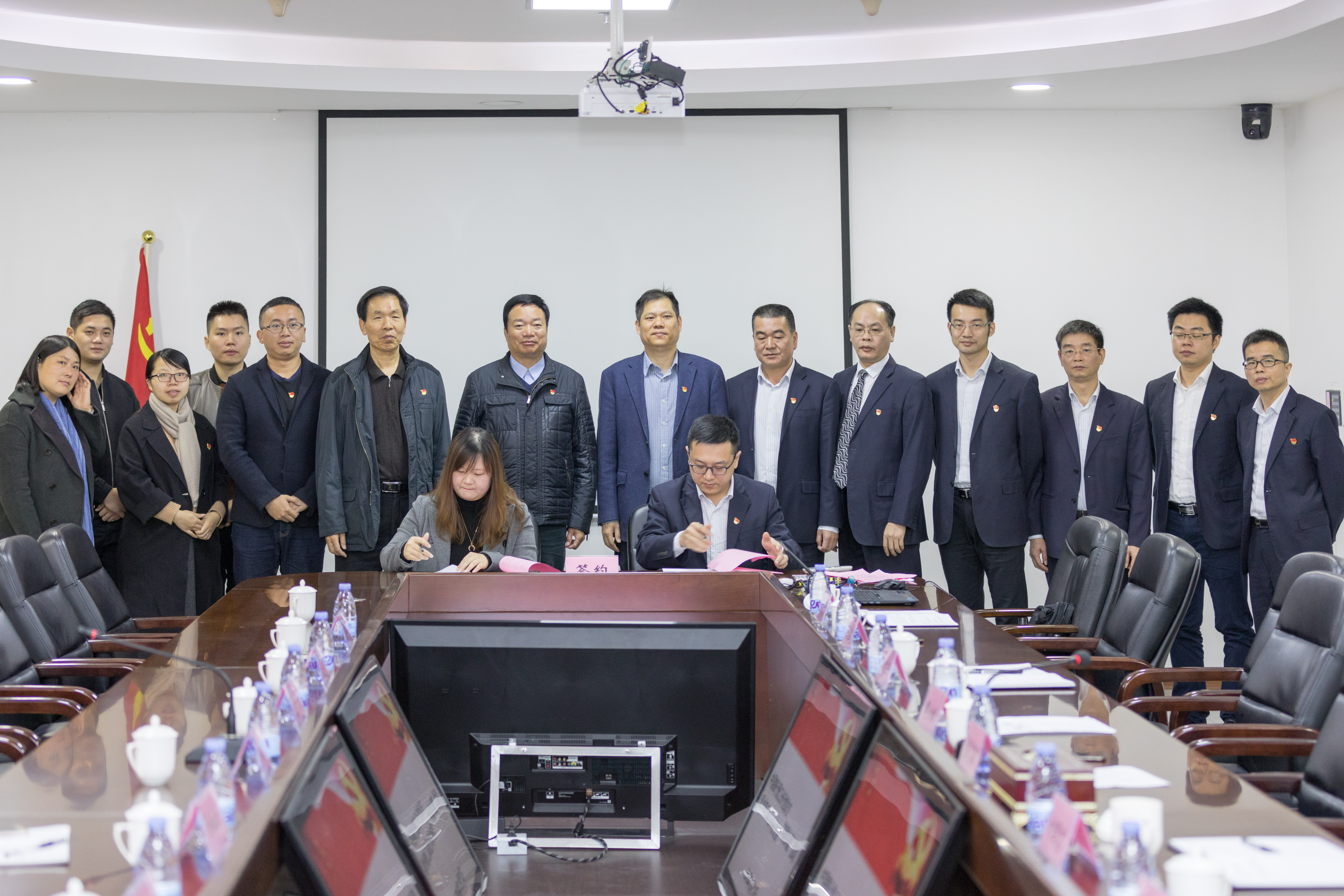 泉州理工職業(yè)學(xué)院財經(jīng)學(xué)院黨支部書記吳燕紅與中國銀行晉江安海支行黨支部書記王玉明簽訂共建協(xié)議2.jpg 泉州理工職業(yè)學(xué)院財經(jīng)學(xué)院黨支部書記吳燕紅與中國銀行晉江安海支行黨支部書記王玉明簽訂共建協(xié)議2.jpg